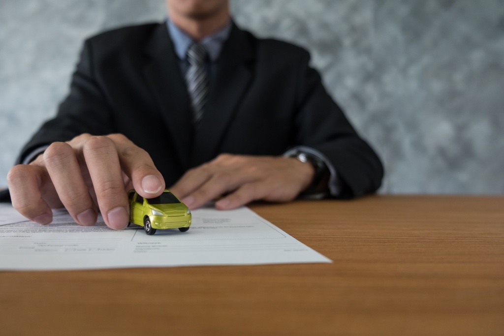 transportation-ownership-concept-customer-salesman-with-car-key.jpg галстук