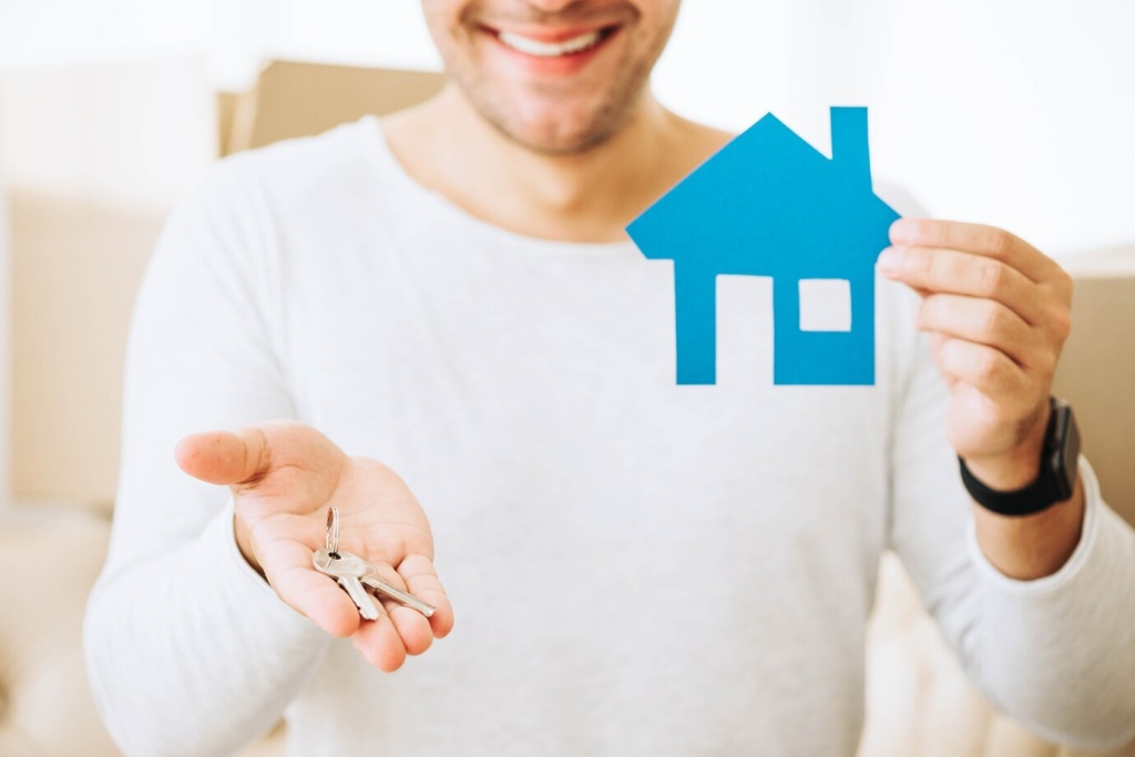 successful-man-with-keys-from-new-house_23-2147694217.jpg часы